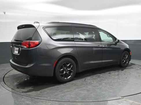 Used 2020 Chrysler Pacifica Touring-L Plus image 3