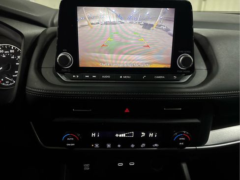 Used 2025 Nissan Rogue SV image 10