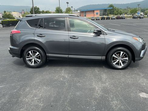 Used 2018 Toyota RAV4 XLE AWD/4WD image 4