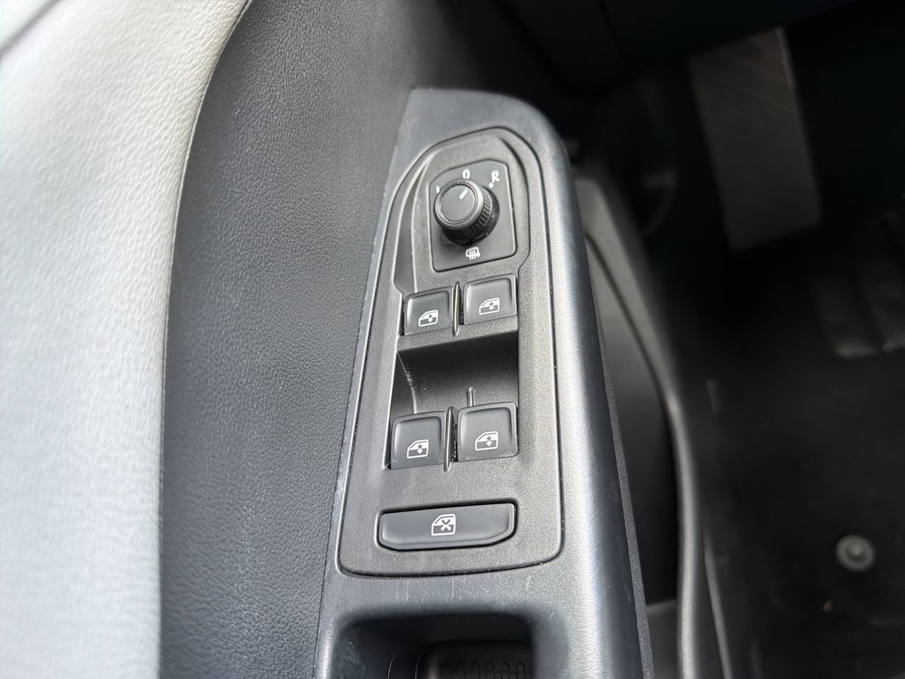 Used 2024 Volkswagen Taos SE FWD image 16