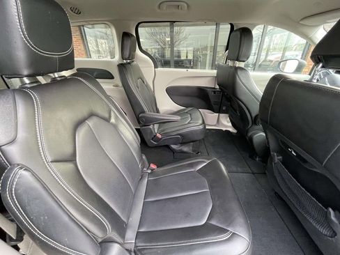 Used 2023 Chrysler Pacifica Touring-L image 19