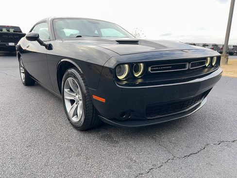 Used 2019 Dodge Challenger SXT image 3