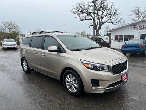 Used 2016 Kia Sedona LX w/ Option Group 020 FWD image 3