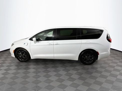 Used 2022 Chrysler Pacifica Touring-L w/ Uconnect Theater Family Group FWD image 5