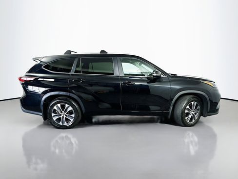 Used 2024 Toyota Highlander XLE AWD/4WD image 8