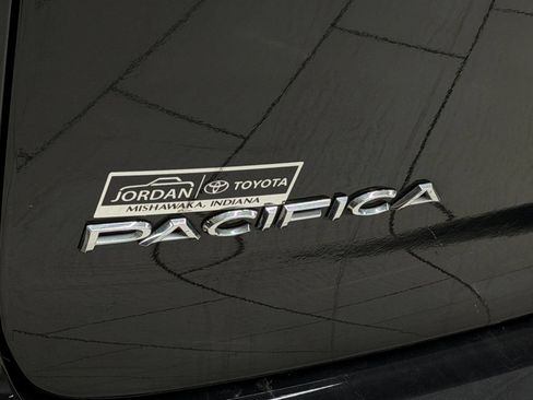 Used 2023 Chrysler Pacifica Touring-L FWD image 33