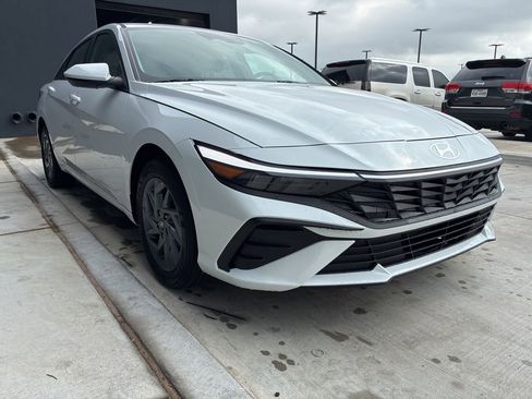 New 2026 Hyundai Elantra Hybrid FWD image 3