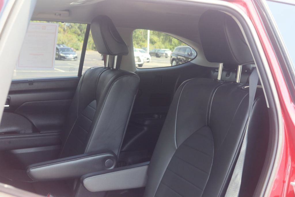 Certified 2021 Toyota Highlander XLE AWD/4WD image 28