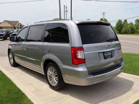 Used 2016 Chrysler Town & Country Touring-L FWD image 34