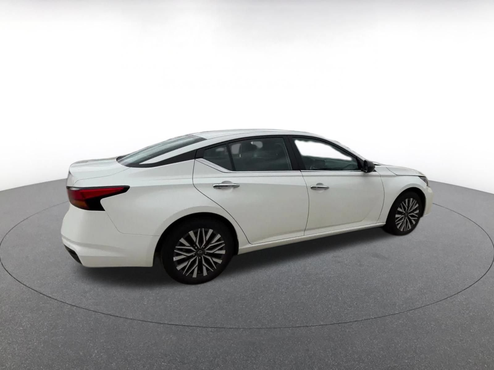 Used 2025 Nissan Altima 2.5 SV FWD image 14
