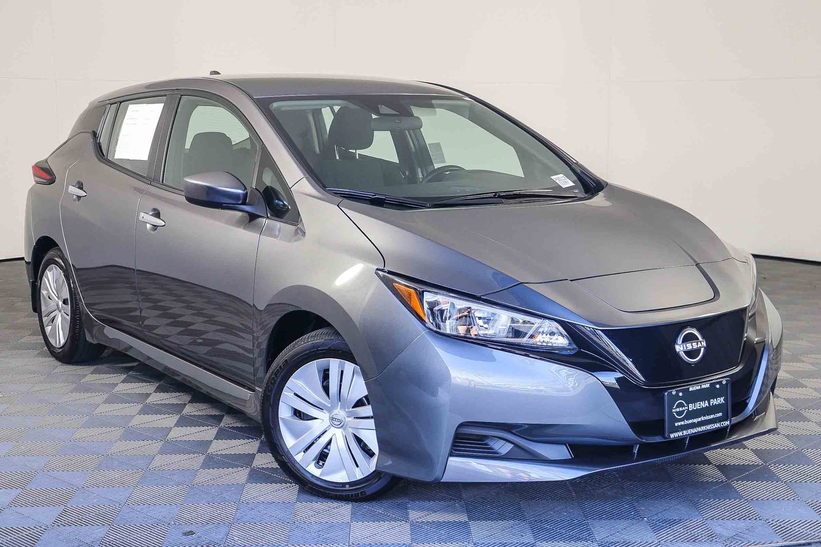 Used 2025 Nissan Leaf S FWD image 1