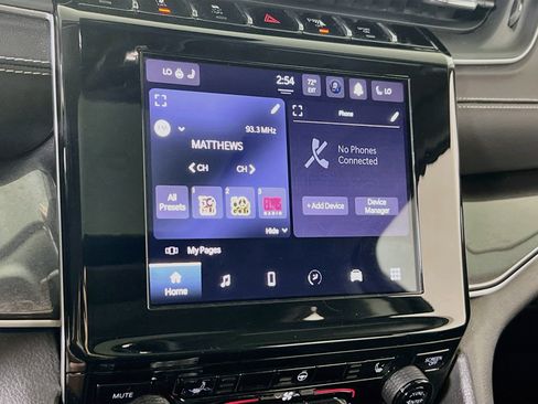 Used 2023 Jeep Grand Cherokee Laredo w/ Luxury Tech Group I AWD/4WD image 14