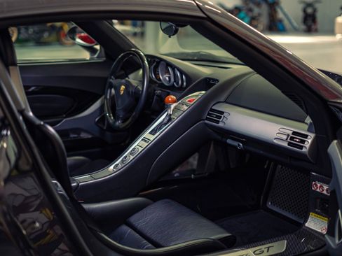 Used 2005 Porsche Carrera GT RWD image 36