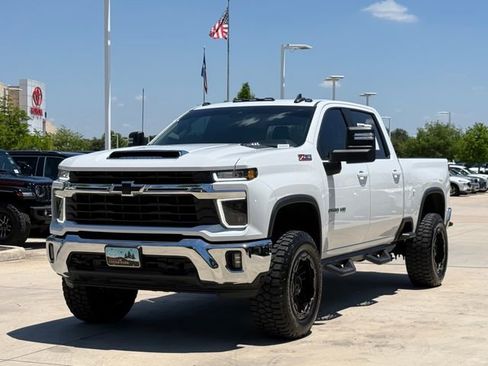 Used 2024 Chevrolet Silverado 2500 LT w/ Convenience Package AWD/4WD image 8