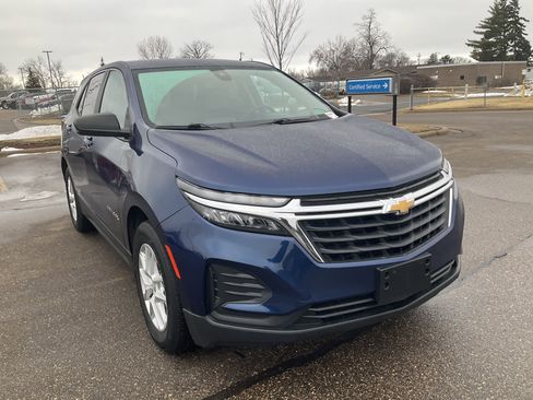 Used 2022 Chevrolet Equinox LS w/ LS Convenience Package image 2