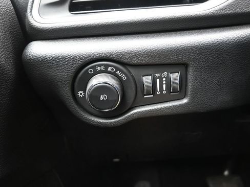 Used 2025 Chrysler Pacifica Select FWD image 18