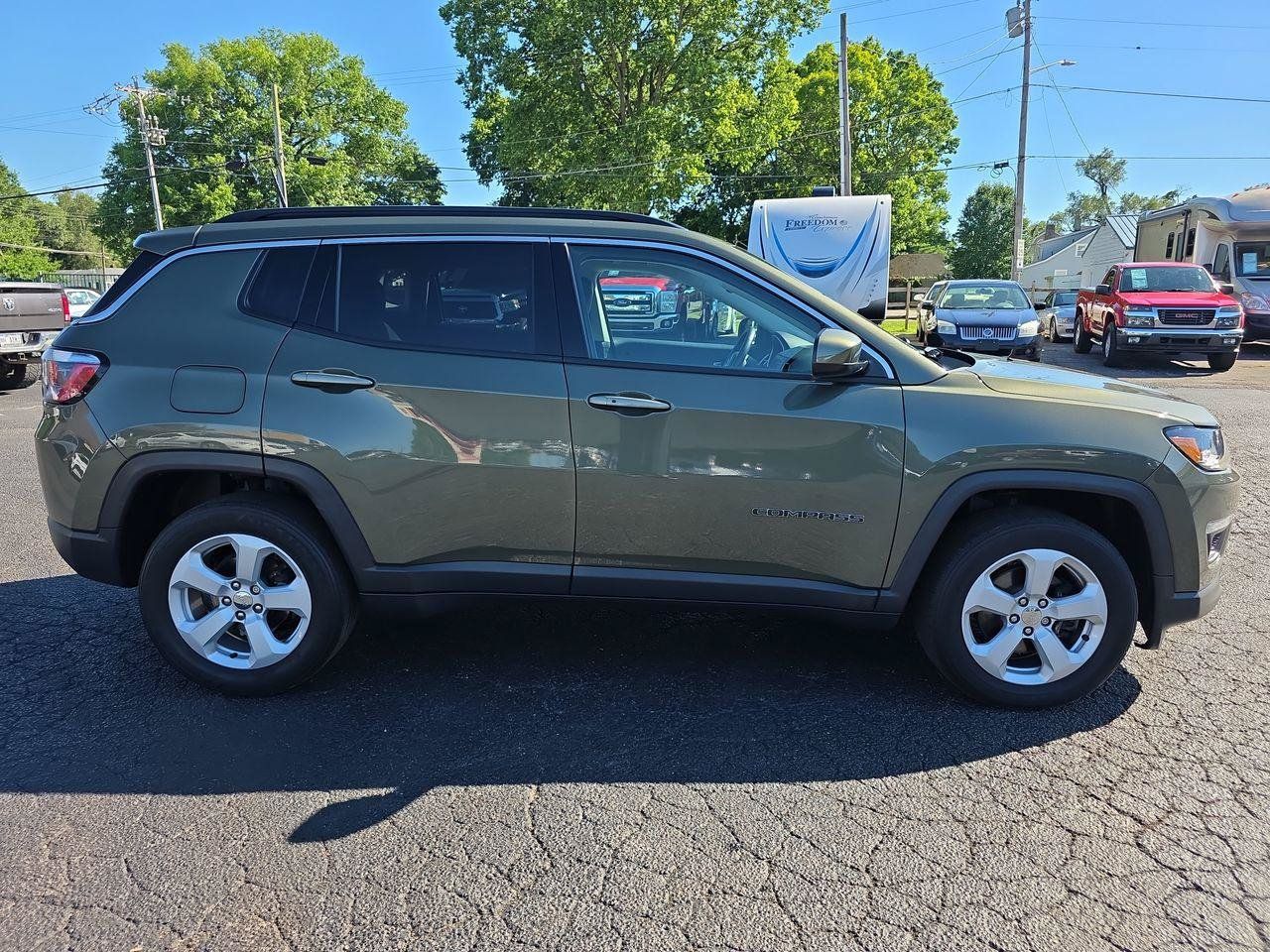 Used 2018 Jeep Compass Latitude w/ Safe & Security Group AWD/4WD image 21