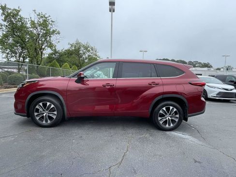 Used 2022 Toyota Highlander XLE AWD/4WD image 11