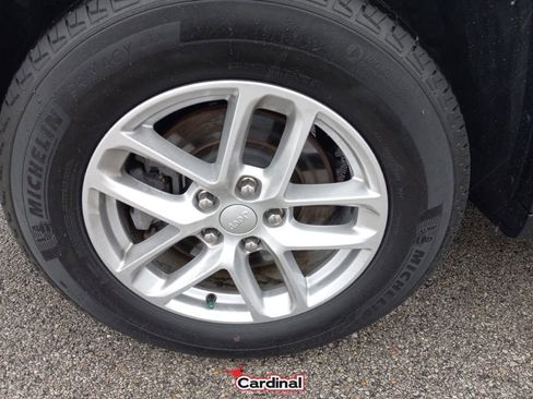 Used 2024 Jeep Grand Cherokee L Laredo image 4