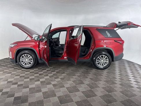 Used 2023 Chevrolet Traverse LT image 11