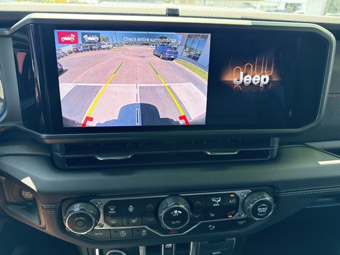 Used 2025 Jeep Wrangler Unlimited Rubicon AWD/4WD image 18