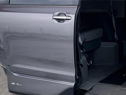 Used 2015 Toyota Sienna XLE MOBILITY VAN image 26