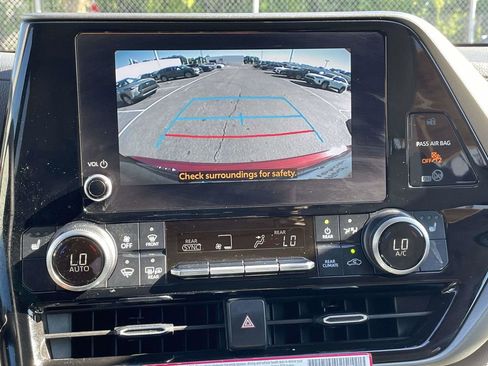 Used 2024 Toyota Highlander XLE FWD image 34