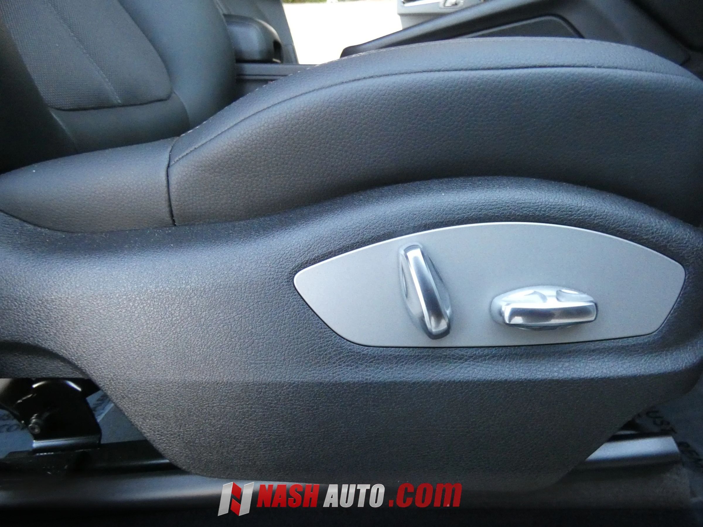 Used 2024 Porsche Macan AWD/4WD image 30