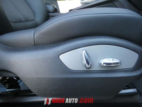 Used 2024 Porsche Macan AWD/4WD image 30