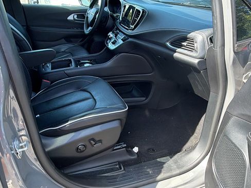 Used 2025 Chrysler Pacifica Limited FWD image 20