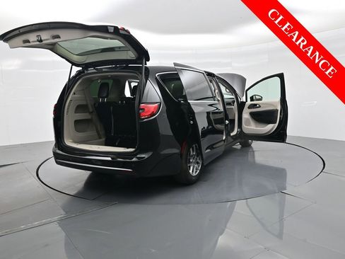 Used 2024 Chrysler Pacifica Touring-L image 39
