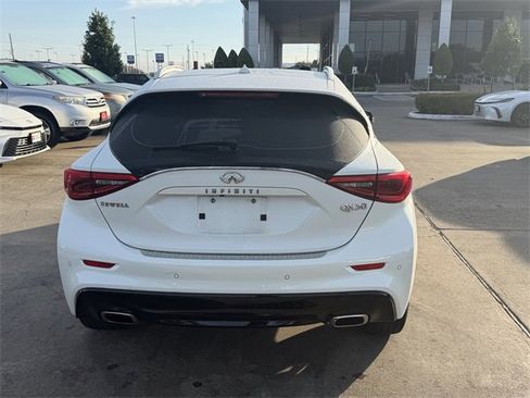Used 2017 INFINITI QX30 Premium w/ Navigation Package image 6