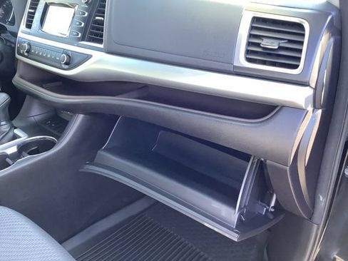 Used 2018 Toyota Highlander LE FWD image 40