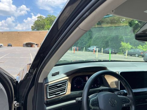 Used 2024 Volkswagen Atlas SE AWD/4WD image 37