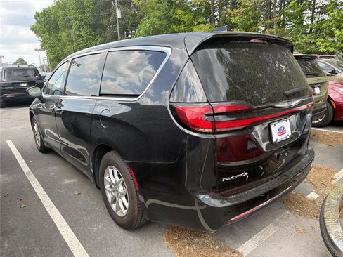 Used 2023 Chrysler Pacifica Touring-L FWD image 5