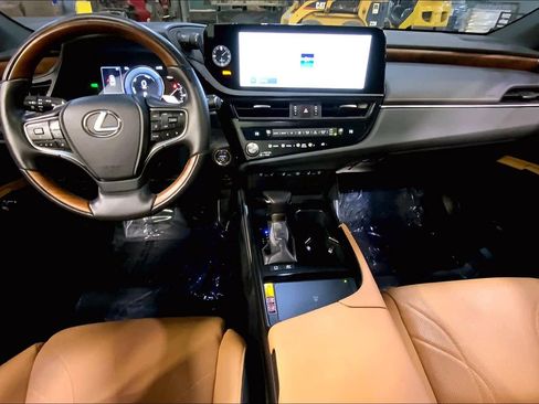 Used 2025 Lexus ES 300h w/ Luxury Package image 15