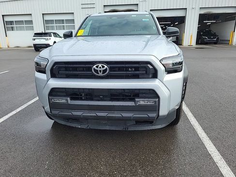 Used 2025 Toyota 4Runner SR5 AWD/4WD image 9