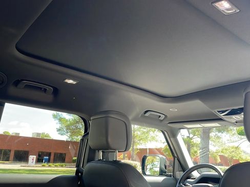 Used 2023 Land Rover Defender 130 X-Dynamic SE image 11