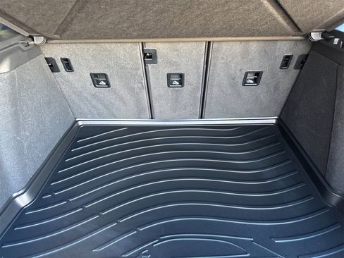 Used 2025 Porsche Macan image 17