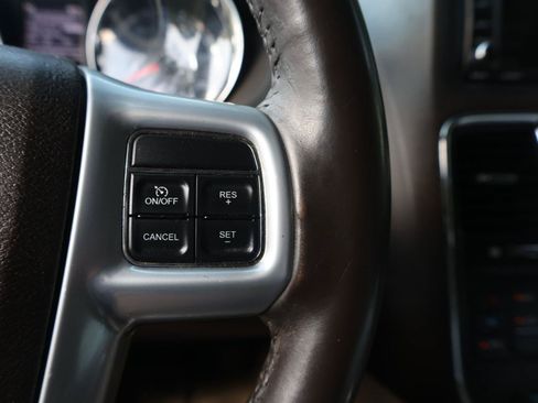 Used 2014 Chrysler Town & Country Touring FWD image 32