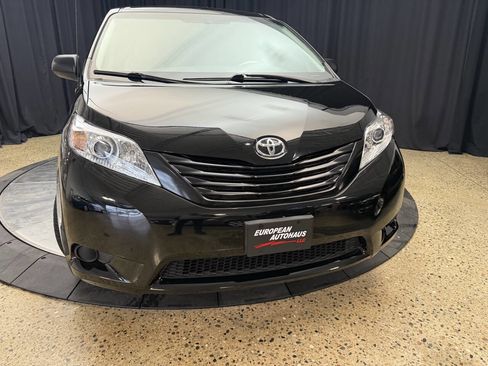Used 2011 Toyota Sienna image 3