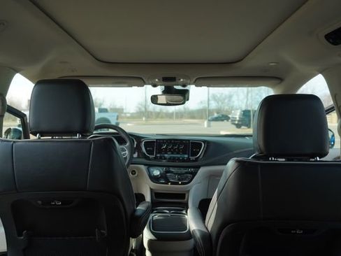 Used 2023 Chrysler Pacifica Limited image 23