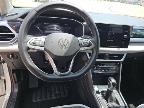 Used 2025 Volkswagen Taos SE AWD/4WD image 17