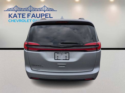 Used 2021 Chrysler Pacifica Touring-L w/ Premium & Safety Sphere Group image 6