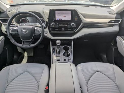 Used 2023 Toyota Highlander LE FWD image 17
