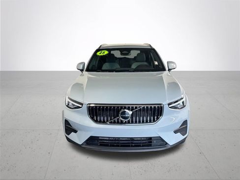 Used 2025 Volvo XC40 B5 Core AWD/4WD image 3