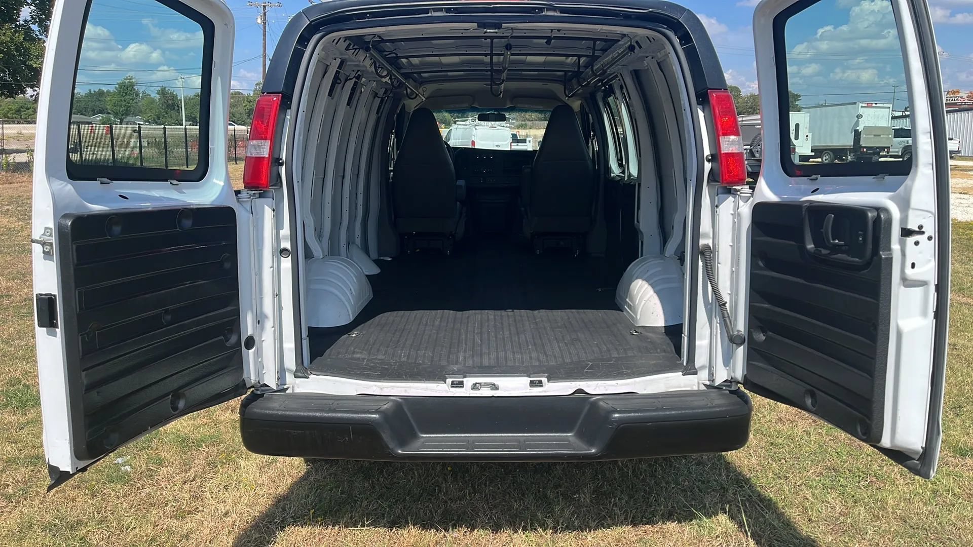 Used 2022 Chevrolet Express 2500 w/ Driver Convenience Package RWD image 4