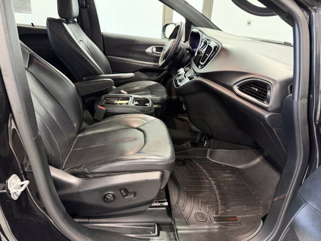 Used 2018 Chrysler Pacifica Touring-L w/ Premium Audio Group FWD image 24
