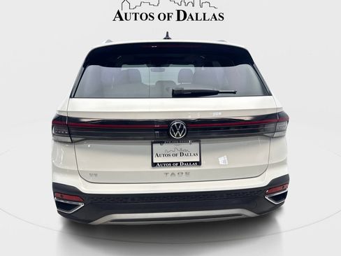 Used 2025 Volkswagen Taos SE w/ Panoramic Sunroof Package FWD image 7