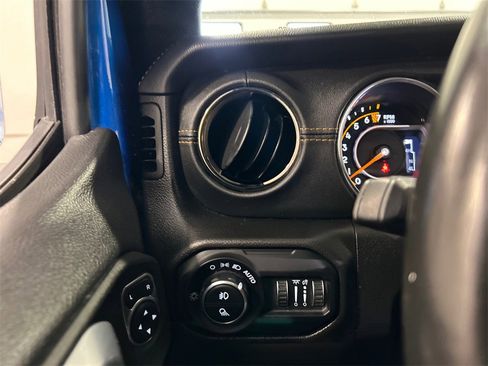 Used 2022 Jeep Gladiator Overland image 17